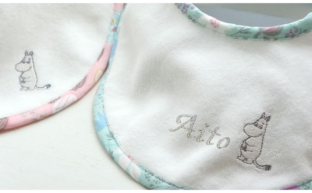 ビブにはシルバーの刺繍糸でさりげなく、お名前刺繍をお入れして贈れば特別感もUP