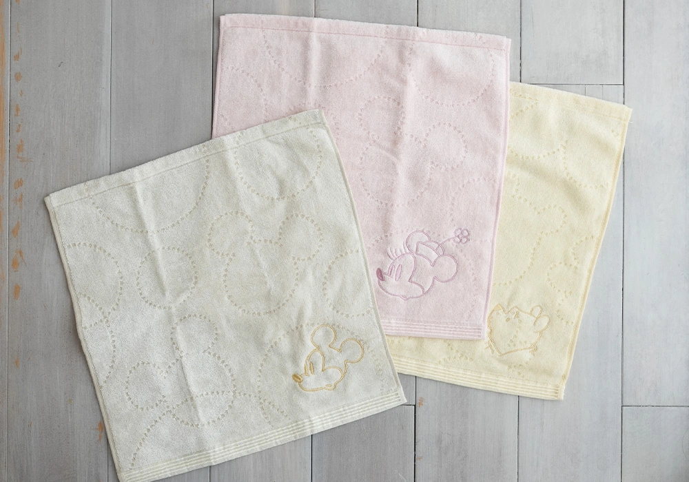 さりげないミッキーたちの刺繍