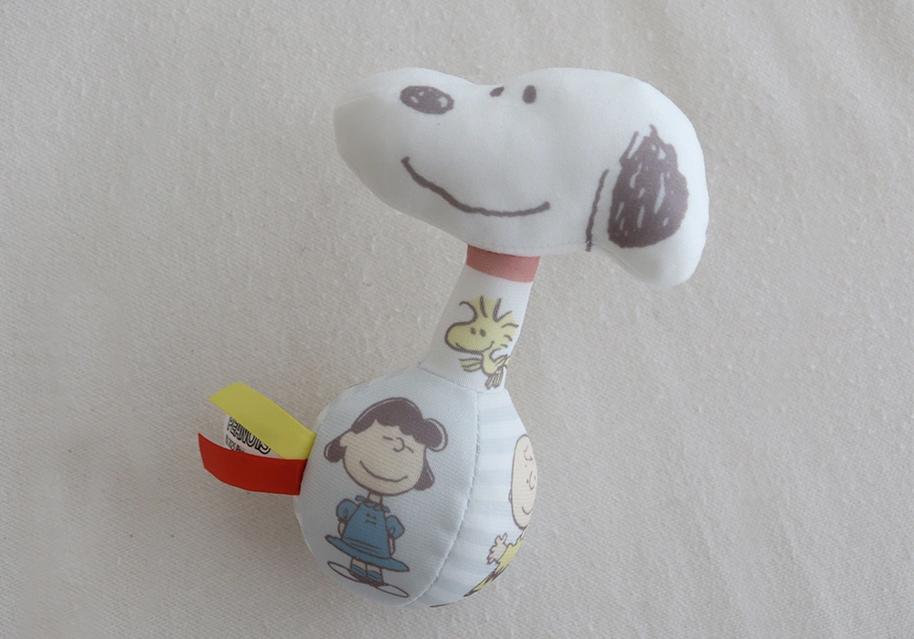 軽くて持ちやすいスヌーピーラトル