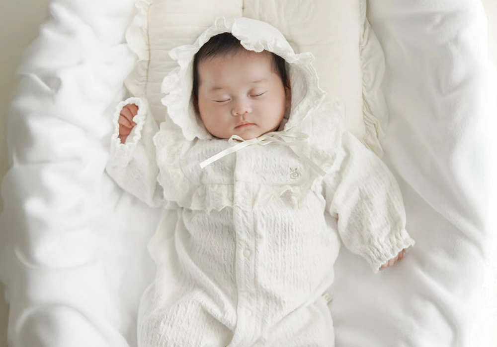 レースが映える、セットの装い