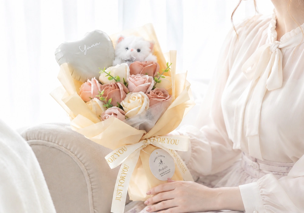 花束から顔を出す 小さな動物マスコット